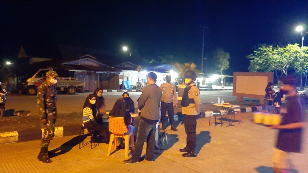Laksanakan Patroli Malam, Polres PPU Bersama Tim Gabungan Berikan Himbauan Prokes dan Sosialisasikan Vaksinasi 4 4