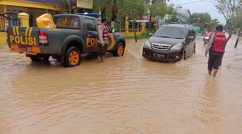 Kota Bontang Dilanda Banjir, Polisi Gerak Cepat Bantu Evakuasi Warga dan Atur Lalu Lintas 4 8