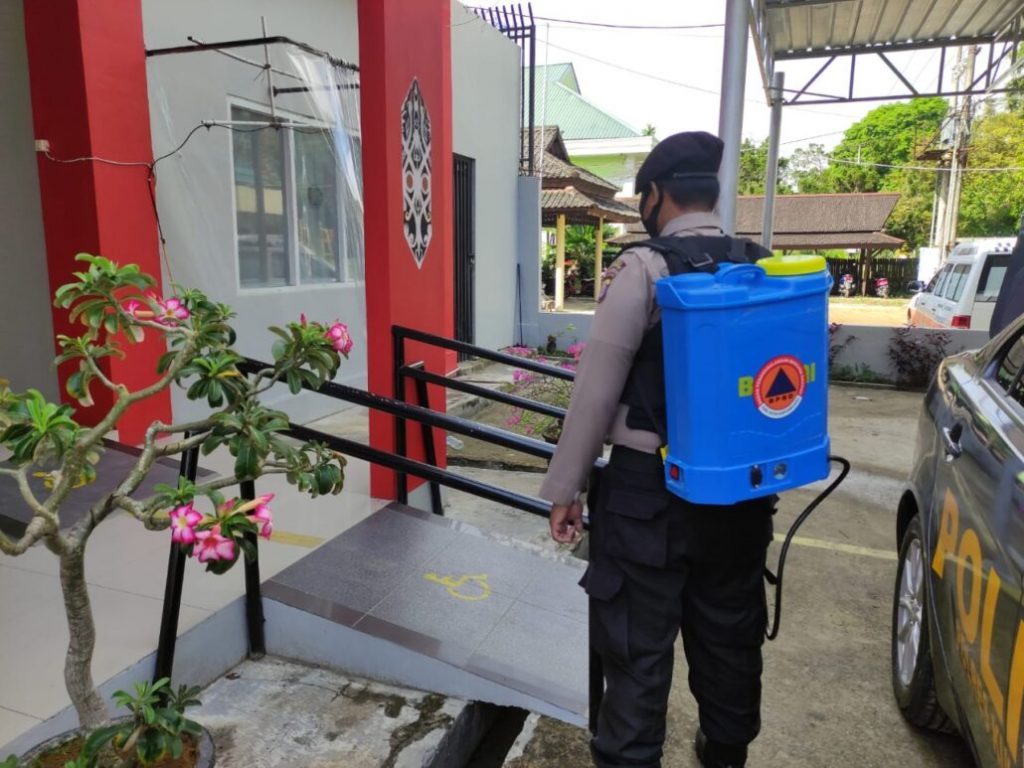 Personel Polres Kukar Semprotkan Disinfektan di Ruang Publik Guna Antisipasi Penyebaran Covid-19 5