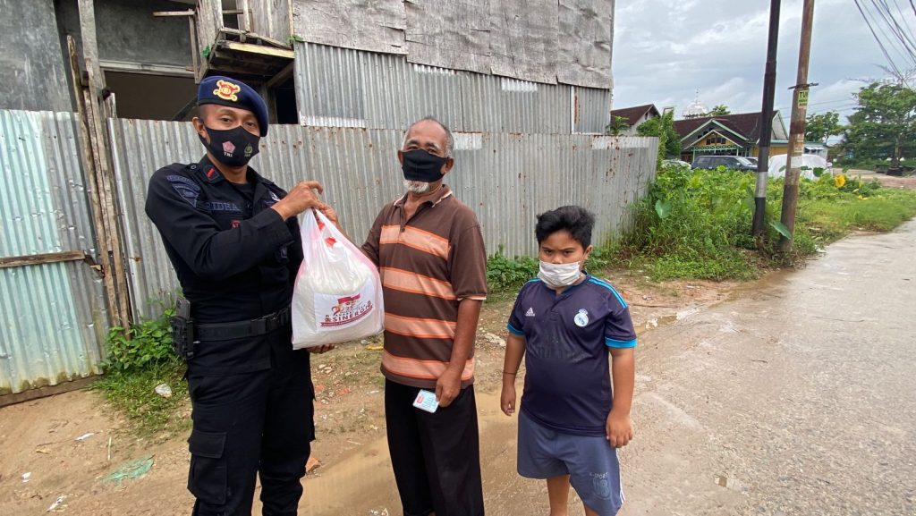 Brimob Kaltim Kembali Distribusikan Bantuan Sosial kepada Masyarakat Samarinda Seberang 5 11