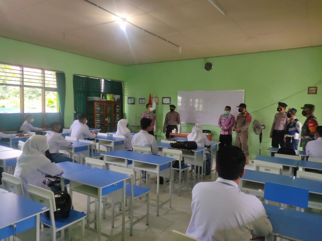 Personel Polres Kukar Bersama Tim Gabungan Laksanakan Operasi Yustisi Penerapan Protokol Kesehatan 5 2