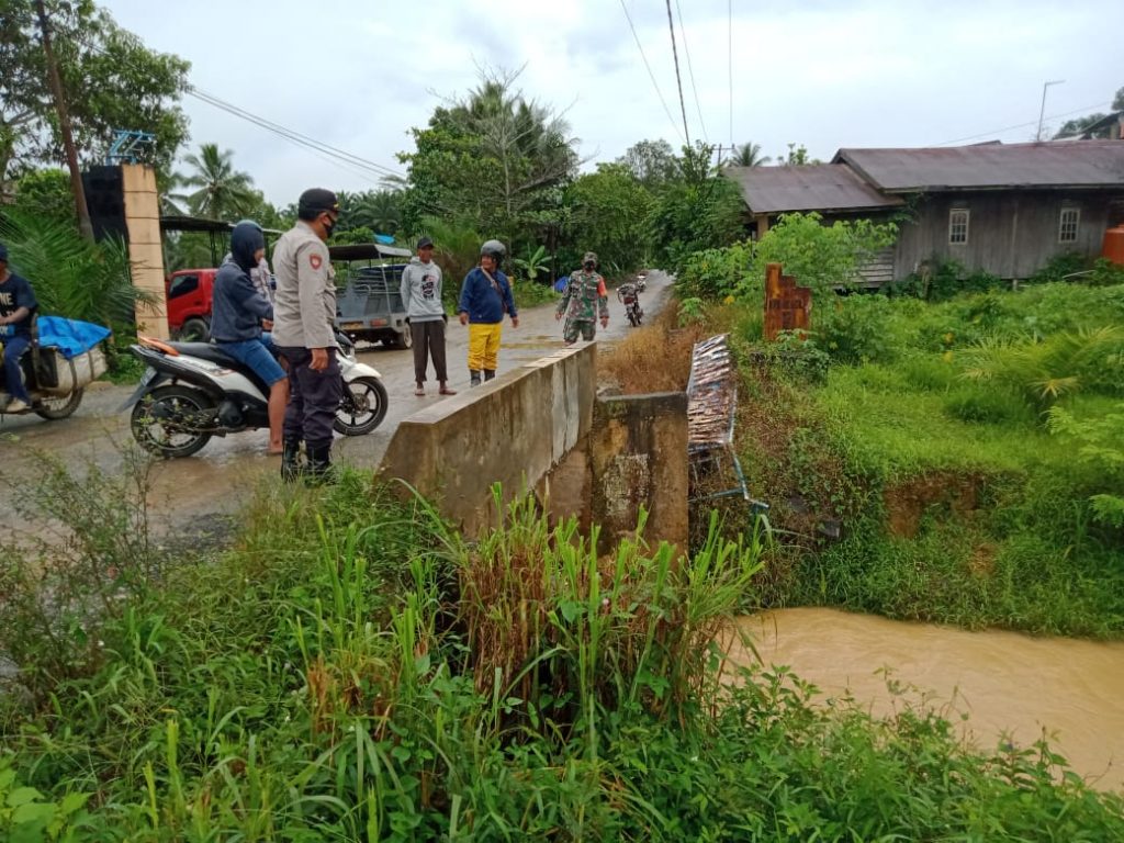Polsek Sepaku Bersama Koramil Sepaku Laksanakan Kegiatan Patroli di Daerah Rawan Banjir 5 3