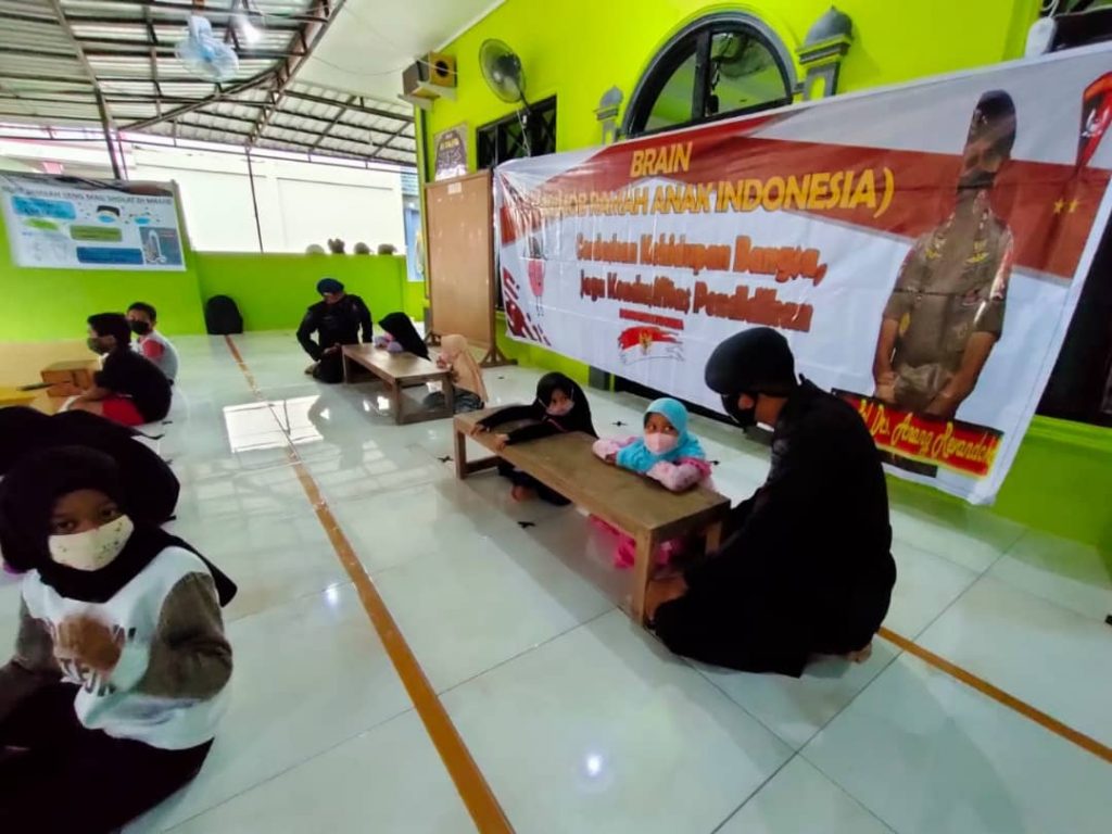 Melalui Program BRAIN, Brimob Kaltim Dampingi dan Berikan Edukasi Anak Dalam Belajar 5 8
