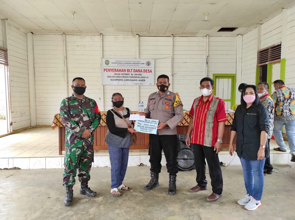 Pastikan Kondusifitas Kamtibmas, Bhabinkamtibmas Bersama Babinsa Dampingi Pembagian BLT Dana Desa 6 3