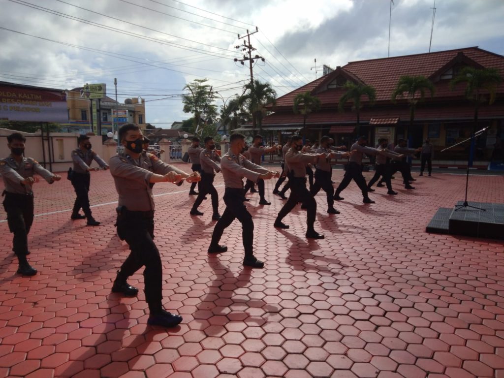Tingkatkan Kemampuan Personel, Sat Samapta Polres Paser Latihan Seni Bela Diri Polri dan Borgol 7