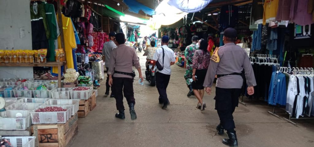 Sasar Pengunjung Pasar Tradisional, Polsek Barong Tongkok Himbau Patuhi Prokes 7 7