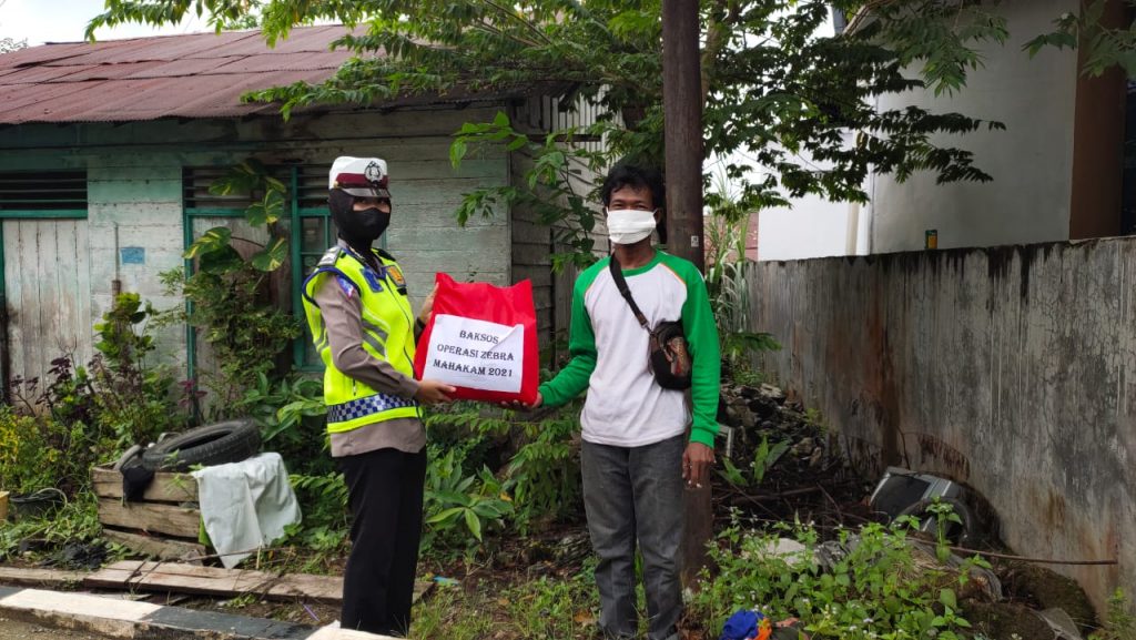 OPS Zebra Mahakam 2021, Sat Lantas Polres Paser Bagikan Bantuan Sembako Kepada Masyarakat Terdampak PPKM Level 3 7 9