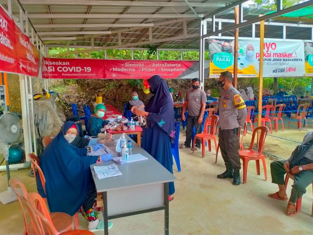 Percepat Wujudkan Herd Immunity, Polres Kukar Gelar Gerai Vaksinasi kepada Masyarakat 8 6