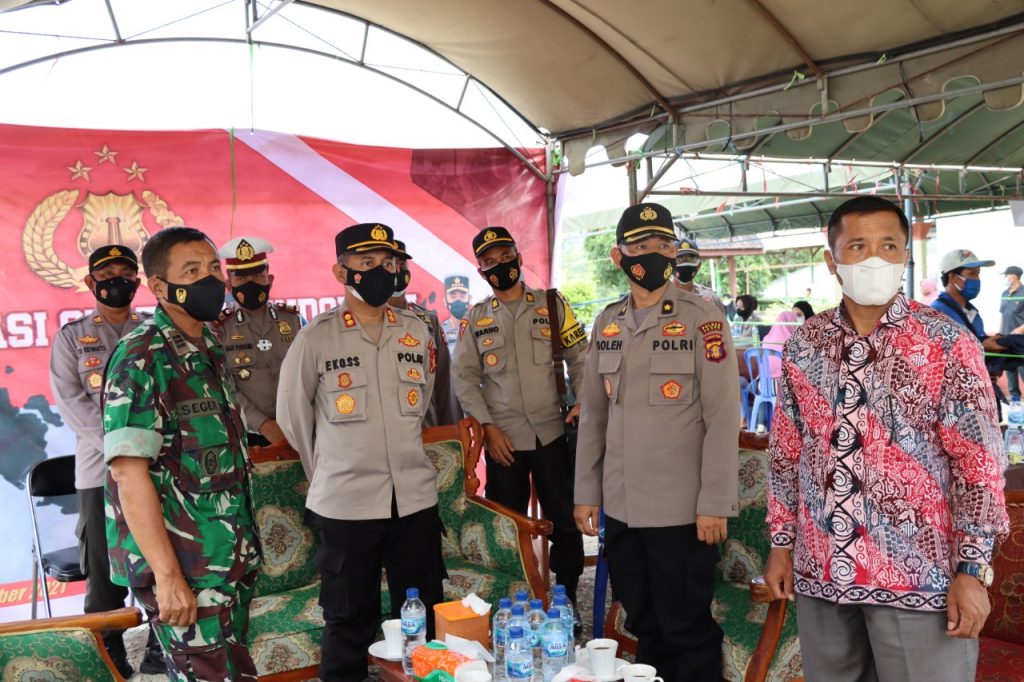 Tinjau Vaksinasi Serentak, Kapolres Paser Ikuti Zoom Meeting Dengan Kapolri di Muara Komam 9 10