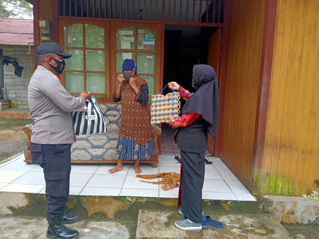 Peduli Terhadap Sesama, Polres Kukar Salurkan Bantuan Sosial kepada Warga Terdampak Pandemi Covid-19 9 4