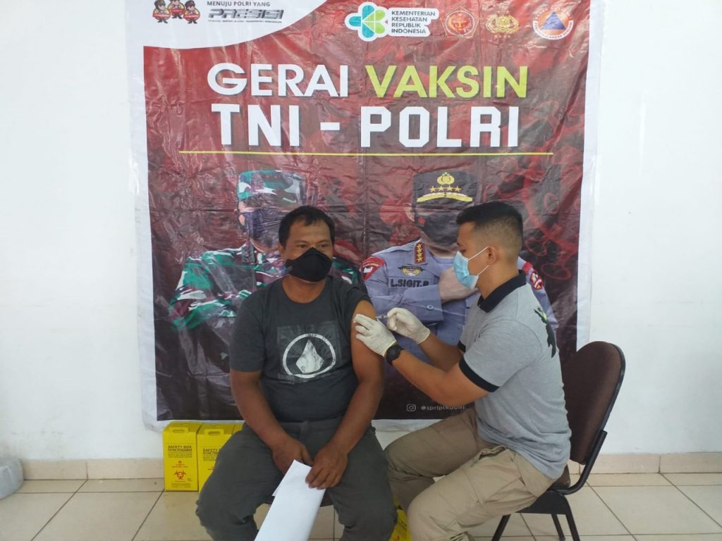 Melalui Gerai Vaksin Presisi, Polres Kukar Wujudkan Herd Immunity WhatsApp Image 2021 11 03 at 08.24.27