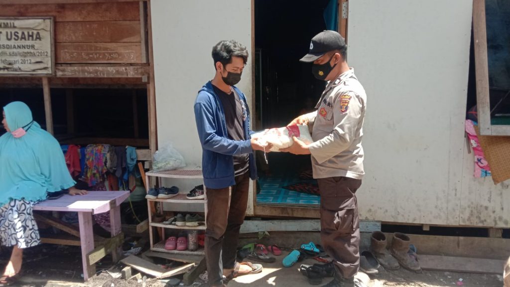 Bhabinkamtibmas Polres Paser Kembali Bagikan Bantuan Sembako Kepada Masyarakat WhatsApp Image 2021 11 05 at 22.40.03