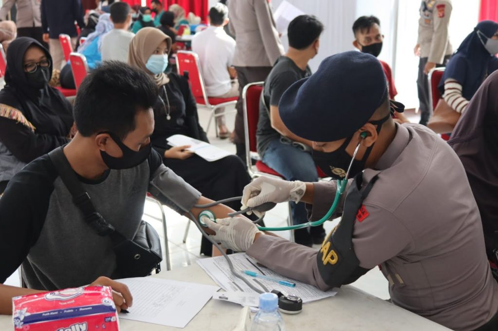 Sambut HUT Brimob ke-76, Brimob Kaltim Gelar Vaksinasi Massal 1000 Dosis Untuk Masyarakat WhatsApp Image 2021 11 10 at 09.19.41
