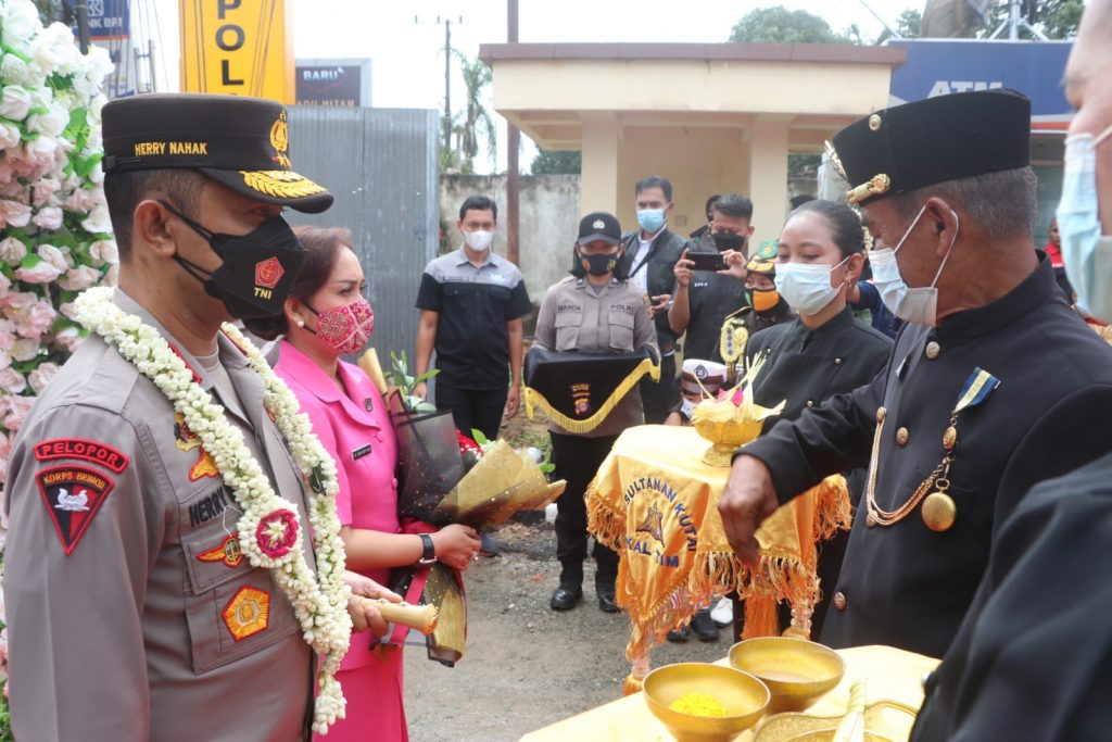 Kapolda dan Ketua Bhayangkari Daerah Kaltim Lakukan Kunjungan Kerja Ke Kab. Kutai Kartanegara WhatsApp Image 2021 11 10 at 12.26.37