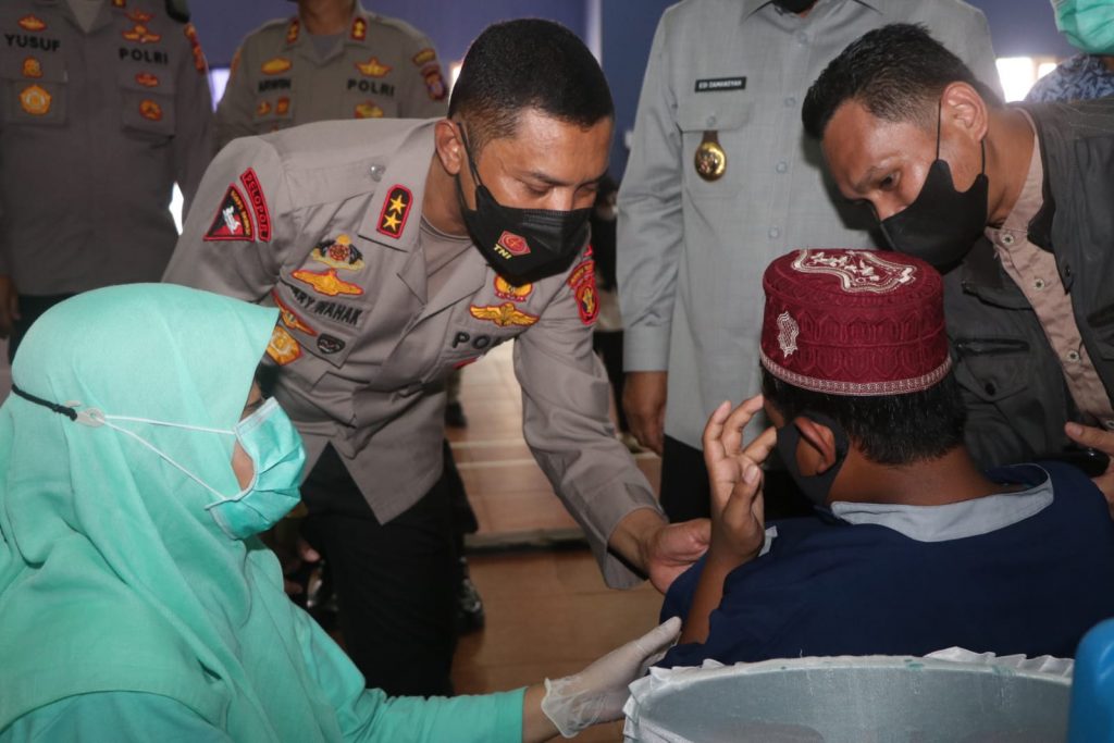 Kunjungi Kab. Kukar, Kapolda Kaltim Tinjau Pelaksanaan Vaksinasi dan Berikan Bantuan Sosial WhatsApp Image 2021 11 10 at 14.18.00