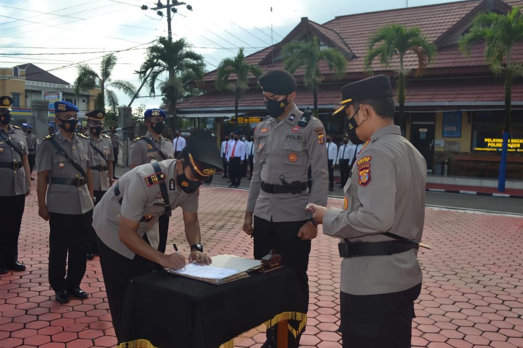 Kapolres Paser Pimpin Upacara Sertijab 5 Pejabat Utama Polres WhatsApp Image 2021 11 17 at 11.09.16