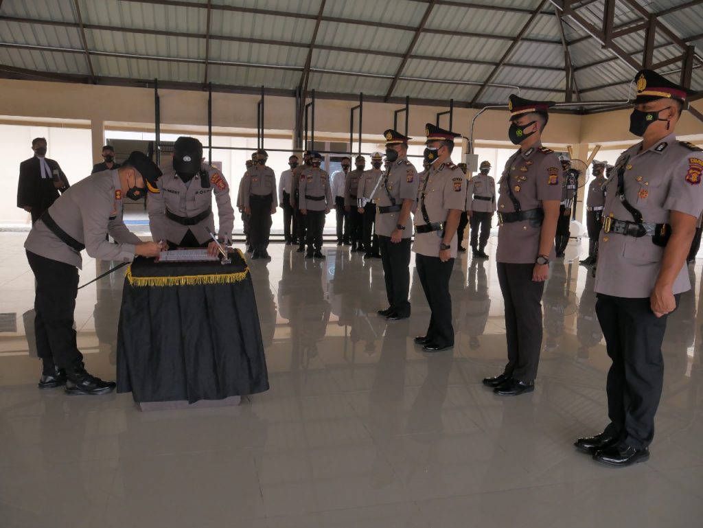Kapolres Bontang Pimpin Upacara Serah Terima Jabatan Kasat Resnarkoba dan Kapolsek Muara Badak WhatsApp Image 2021 11 17 at 16.00.59