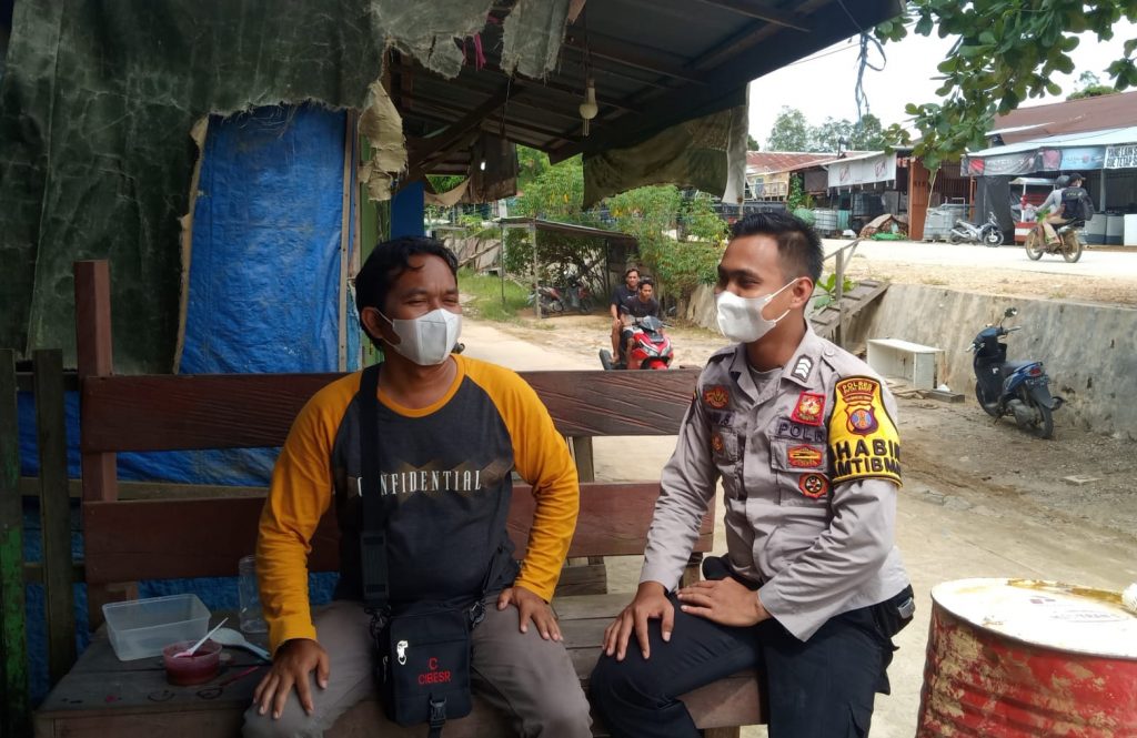 Sambangi Tokoh Masyarakat, Bhabinkamtibmas Polsek Muara Lawa Sampaikan Pesan Kamtibmas dan Prokes WhatsApp Image 2021 11 18 at 11.31.32