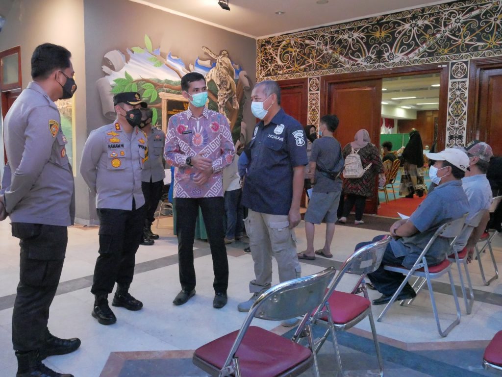 Pastikan Protokol Kesehatan Berjalan Dengan Baik, Kapolres Bontang Tinjau Gerai Vaksin TNI-Polri WhatsApp Image 2021 11 19 at 06.17.09