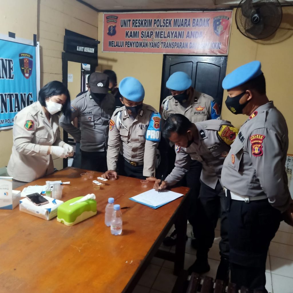 Cegah Penyalahgunaan Narkoba, Propam Polres Bontang Lakukan Tes Urine Kepada Personil WhatsApp Image 2021 11 19 at 06.20.14