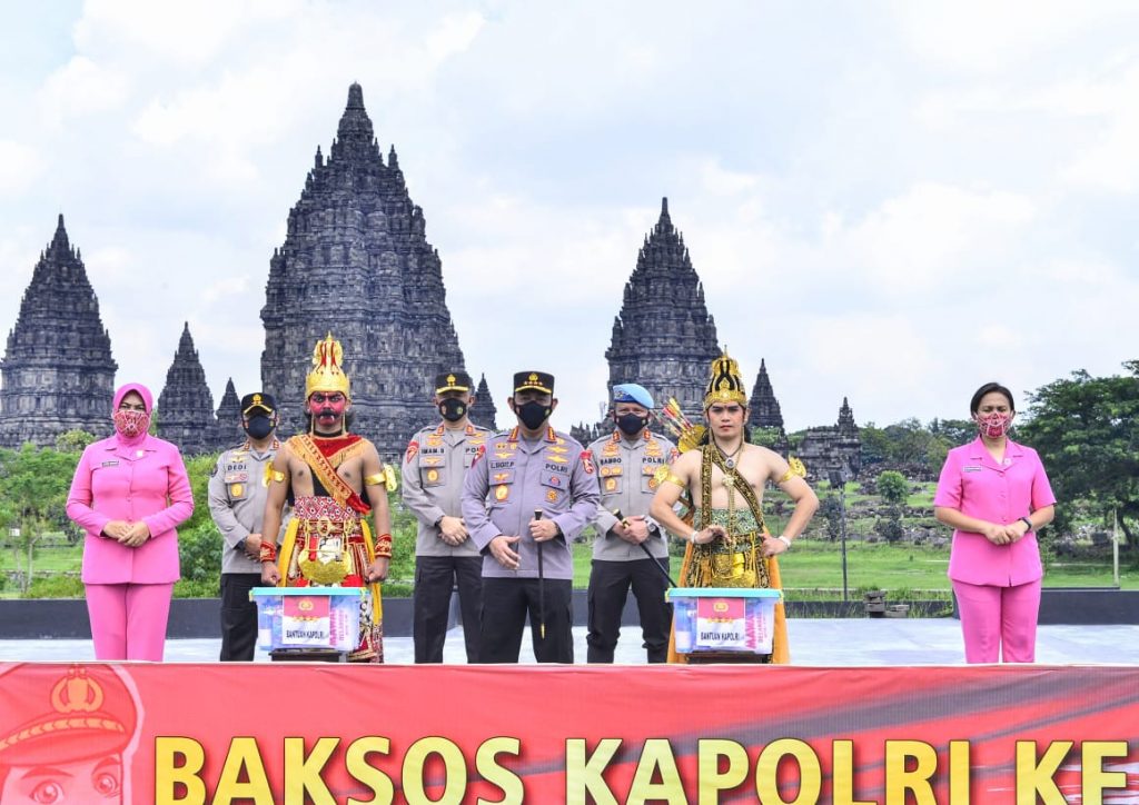 Kapolri Serahkan Bansos ke Pekerja Seni di Yogyakarta yang Terdampak Pandemi Covid-19 WhatsApp Image 2021 11 19 at 21.03.35