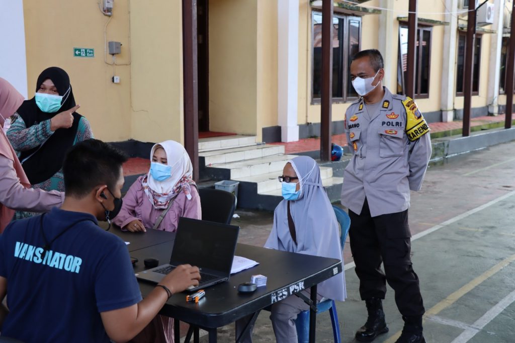 Pastikan Berjalan Lancar, Kabag Ops Polres Paser Tinjau Langsung Gerai Vaksin Presisi WhatsApp Image 2021 11 25 at 23.00.47