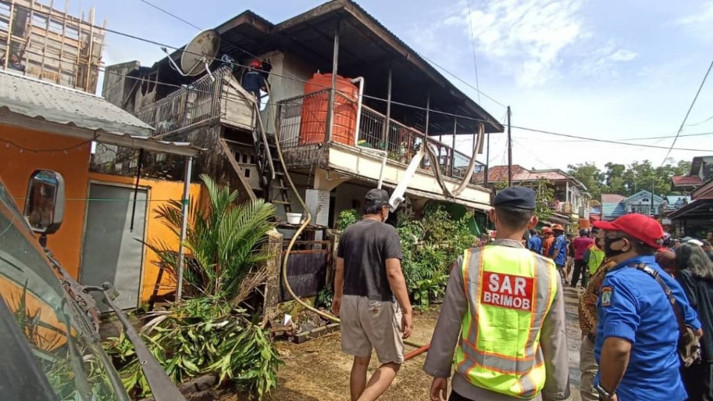 Kebakaran di Sepinggan Baru Balikpapan, Tim Respons Bencana Brimob Polda Kaltim Bantu Evakuasi 1 16