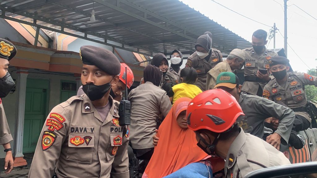 Polri Gelar Operasi Kemanusiaan Aman Nusa II Tanggulangi Erupsi Gunung Semeru 1 3