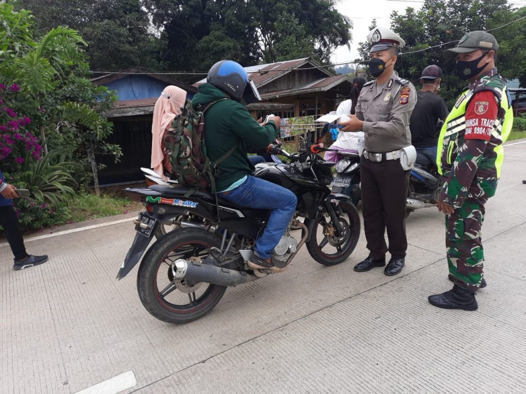 Polsek Muara Komam Bersama Koramil Gencarkan Operasi Yustisi Serta Bagikan Masker kepada Warga 1 4