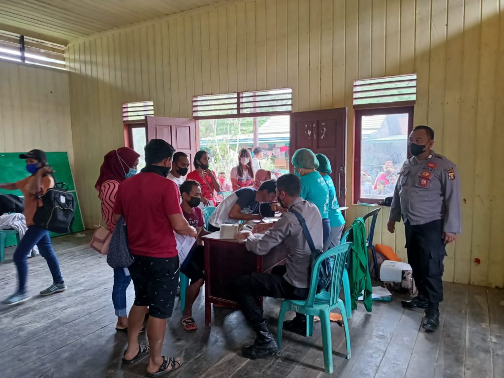 Laksanakan Pengamanan Vaksinasi Massal, Personil Polsek Bentian Besar Himbau Warga Tetap Taati Prokes 1 7