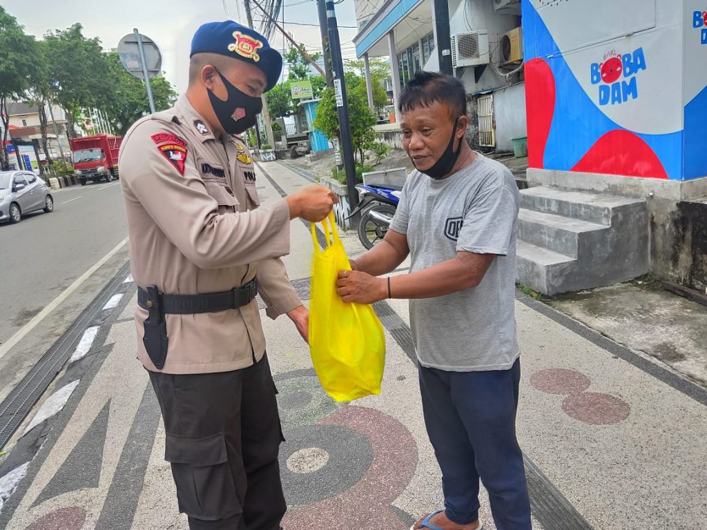 Wujud Kepedulian Polri Ditengah Pandemi, Brimob Kaltim Bagikan Paket Sembako Kepada Warga Kota Balikpapan 10 10