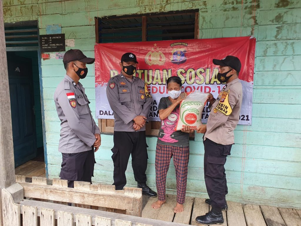 Peduli Terhadap Sesama, Jajaran Polres Kubar Bagikan Sembako kepada Masyarakat 10
