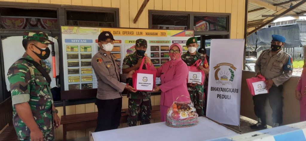 Kepedulian Bhayangkari Ranting Kutai Barat, Berikan Bingkisan kepada Petugas Jaga Pos Pam Ops Lilin Mahakam 2021 10 11