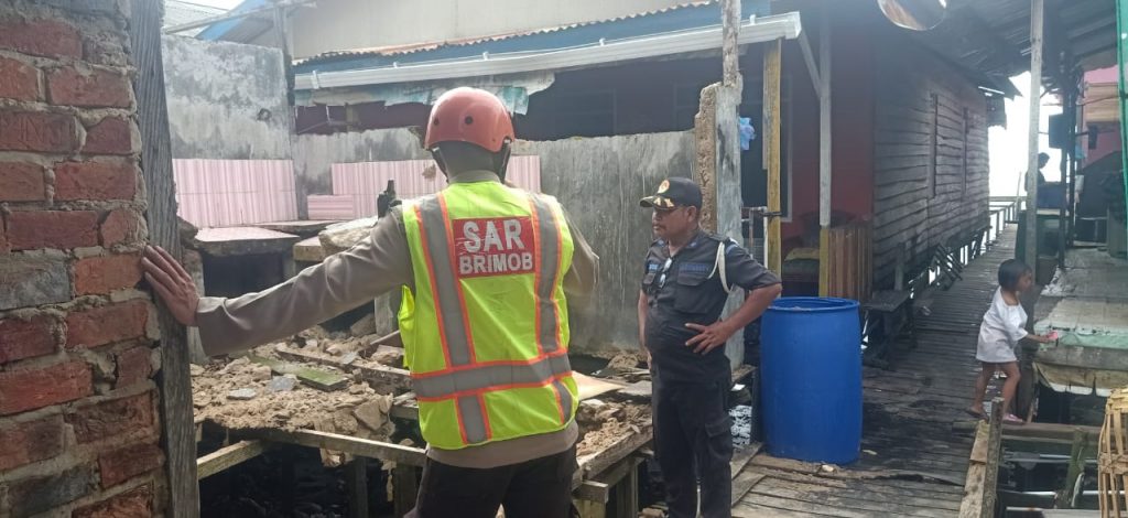 Brimob Kaltim Bantu Evakuasi Rumah Warga yang Roboh Akibat Air Laut Pasang & Hujan Deras di Pesisir Balikpapan 10 3