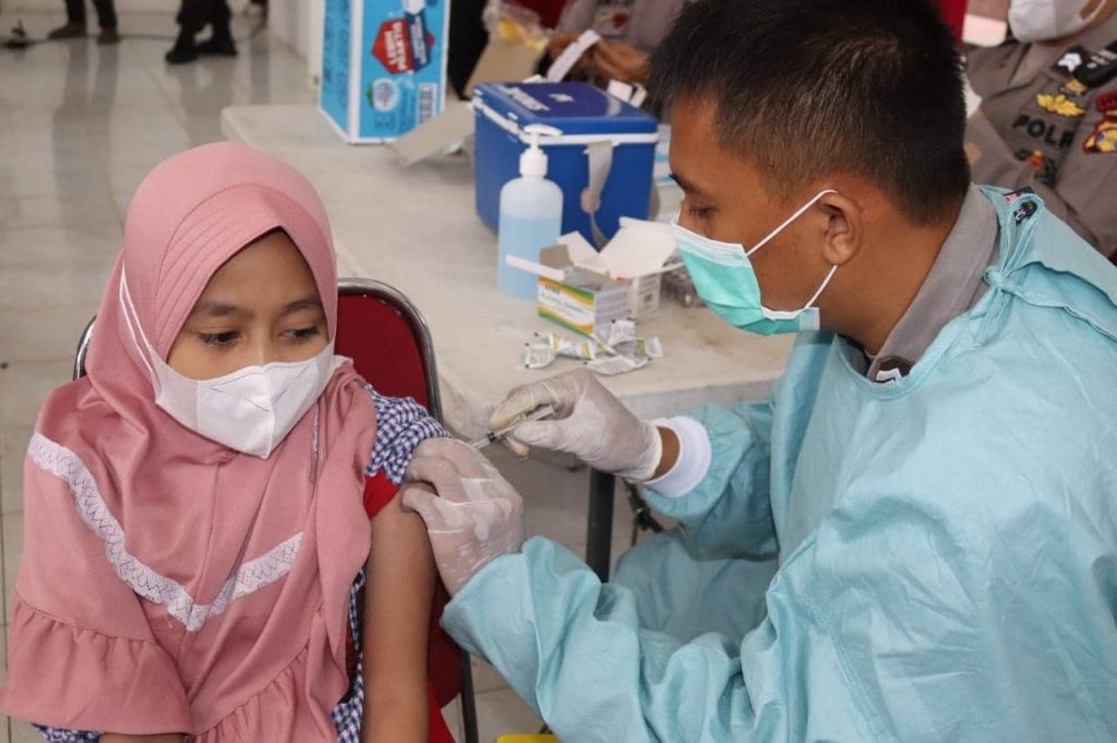 Brimob Kaltim Gelar Vaksinasi Covid-19 Untuk Anak Usia 6 – 12 Tahun 12 8