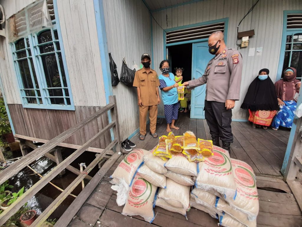 Peduli Ditengah Pandemi, Polres Kukar Salurkan Bantuan Sosial kepada Masyarakat Terdampak Covid-19 2 1