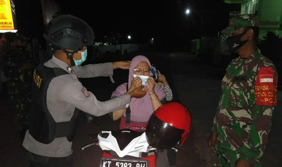 Polsek Melak Bersama Koramil Lakukan Penegakan Disiplin Protokol Kesehatan Terhadap Warga 2 10