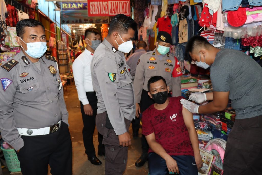 Wujudkan Percepatan Herd Immunity, Polres Kubar Laksanakan Vaksinasi Secara Door to Door 2 11