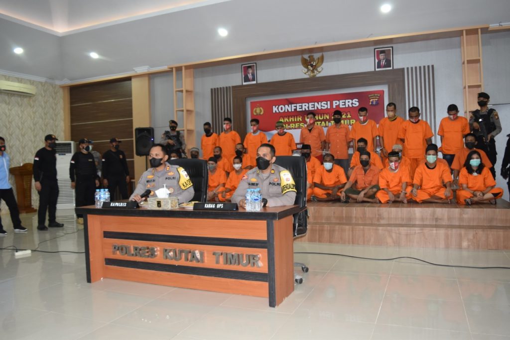 Pimpin Press Release Akhir Tahun 2021, Kapolres Kutim Rincikan Keberhasilan Ungkap Kasus 2 16