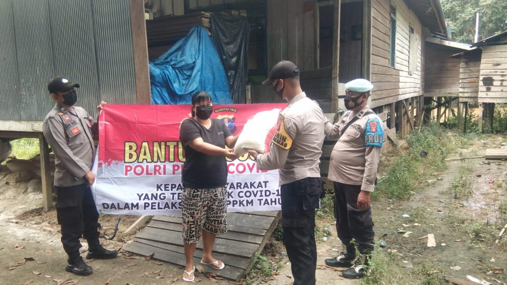 Wujud Kepedulian Polri, Personel Polsek Muara Lawa Salurkan Bansos Sembako kepada Masyarakat Terdampak Pandemi Covid-19 3 10