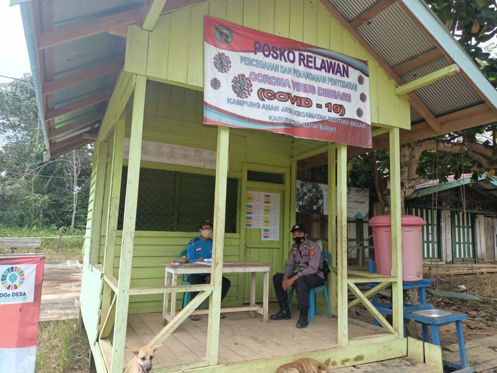 Kanit Binmas Polsek Bentian Besar Cek Posko Relawan Pencegahan dan Penanganan Penyebaran Covid-19 di Kampung Anan Jaya 4 1