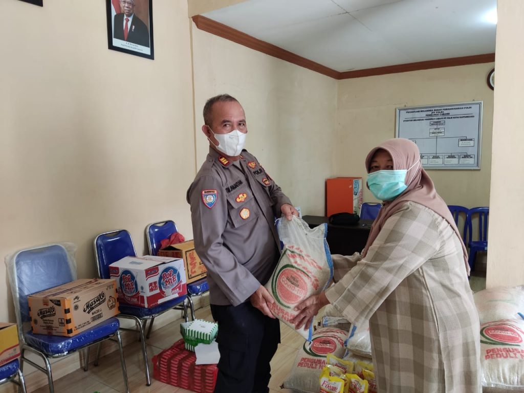 Wujud Kepedulian Polri, Polres Kukar Salurkan Bantuan kepada Masyarakat Terdampak Pandemi Covid-19 4 6