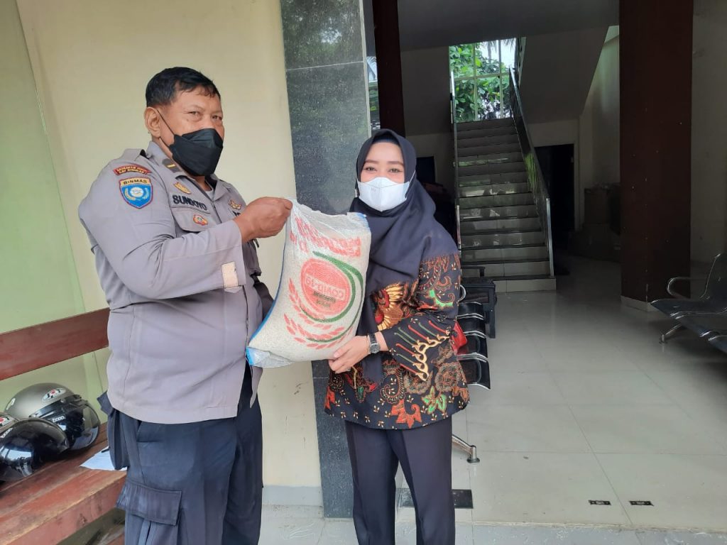 Wujud Kepedulian Polri Ditengah Pandemi, Polres Kukar Salurkan Bantuan Sembako kepada Masyarakat 5 12