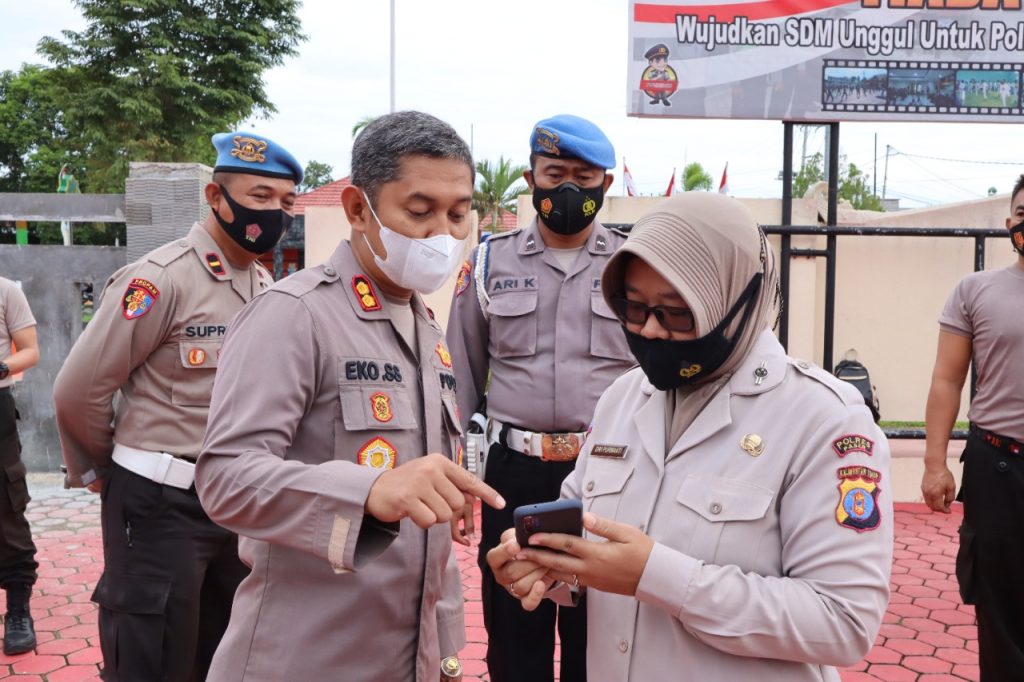 Tingkatkan Kinerja Kepolisian, Kapolres Paser Cek Aplikasi yang Didownload Personelnya 5 7