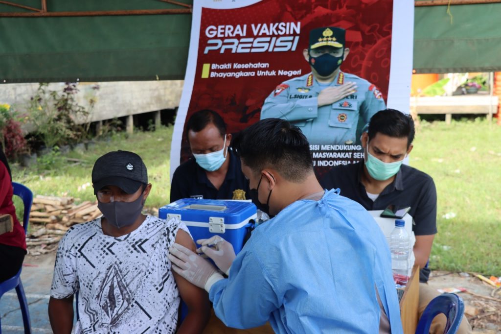 Polres Paser Kembali Gelar Road Show Gerai Vaksin TNI-Polri Guna Percepat Wujudkan Herd Immunity 5 8