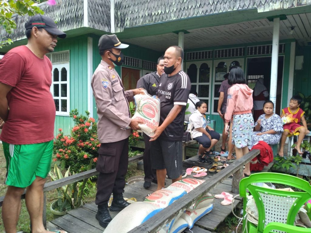 Wujud Peduli Ditengah Pandemi, Polres Kukar Salurkan Bantuan Sosial kepada Masyarakat 6 10