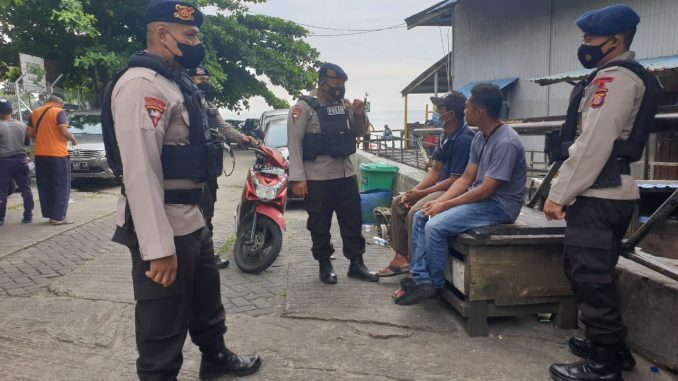 Laksanakan Patroli Dialogis, Brimob Kaltim Ajak Warga Tetap Memakai Masker Saat Beraktifitas di Luar Rumah 6