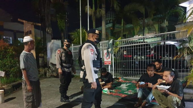 Sambangi Warga, Patroli Yon A Pelopor Brimob Kaltim Berikan Edukasi Prokes 7 1