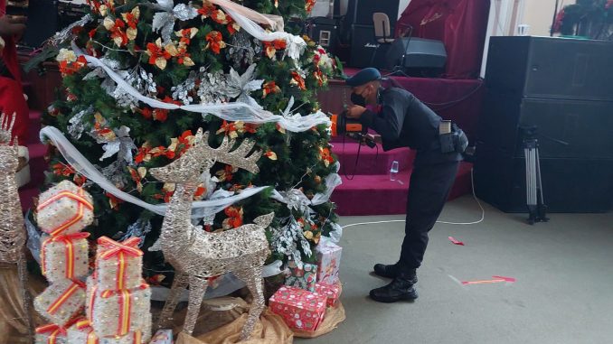 Pastikan Perayaan Natal Berjalan Aman, Den Gegana Brimob Kaltim Lakukan Sterilisasi Gereja 7 3