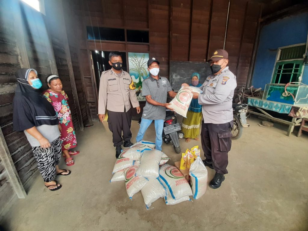 Peduli Terhadap Sesama, Polres Kukar Salurkan Sembako Kepada Masyarakat Terdampak Pandemi Covid-19 7 7